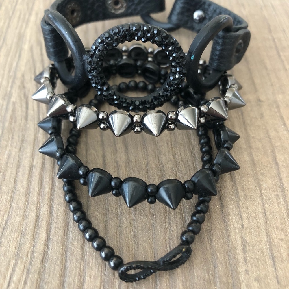 Stackable spike and edgy bracelet set black/metal